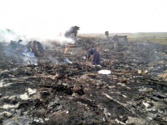 Un avion Boeing 777 s-a PRĂBUŞIT în Ucraina! 295 de oameni AU MURIT